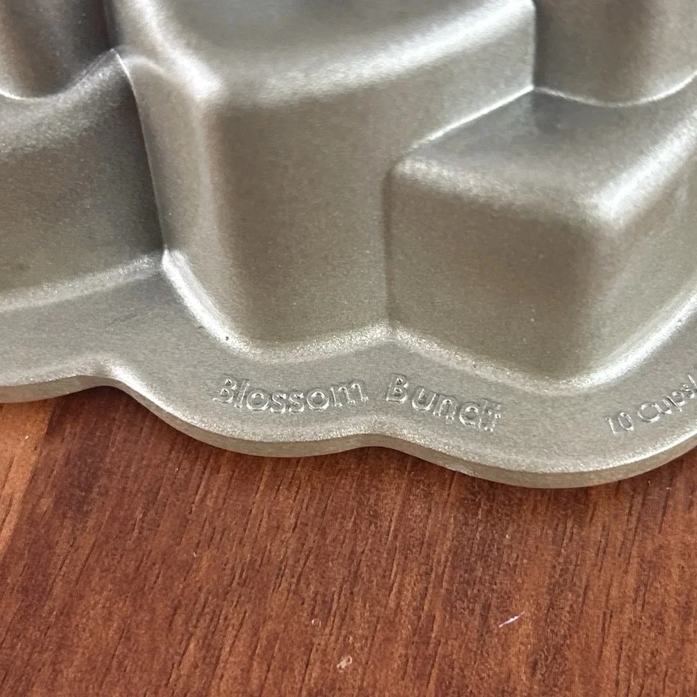 Nordic Ware Bundt Blossom Pan 10 Cup Non-Stick Aluminum Silver